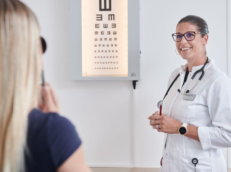 Ärztin führt Sehtest für medizinische Tauglichkeitsuntersuchung durch
