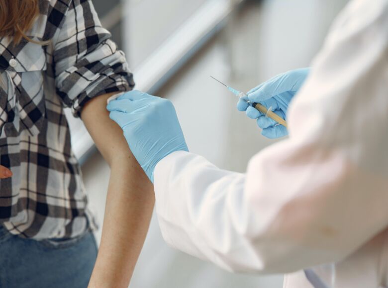 Arzt impft eine Patientin