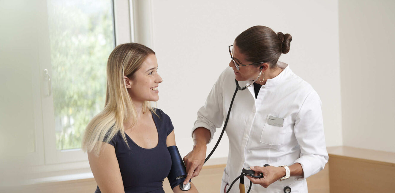 Ärztin untersucht Patientin