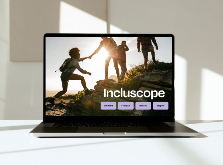 Ein Laptop zeigt die Startseite der Plattform Incluscope mit einem Titelbild, auf dem mehrere Personen einander beim Aufstieg auf einen Hügel unterstützen. Das Bild steht für digitale Unterstützung, Zusammenarbeit und Gesundheitsmanagement.
