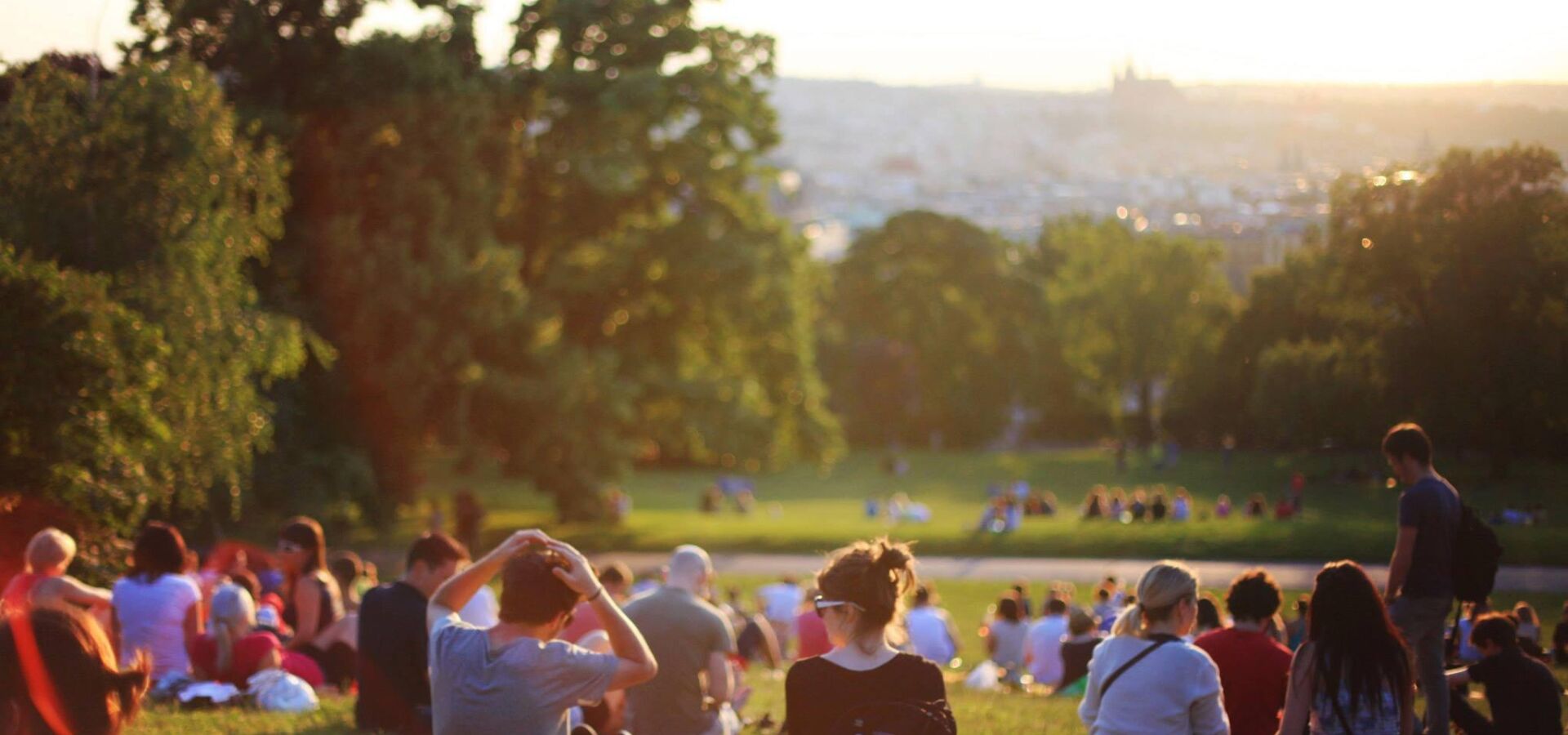 Menschen sitzen gemeinsam in einem Park