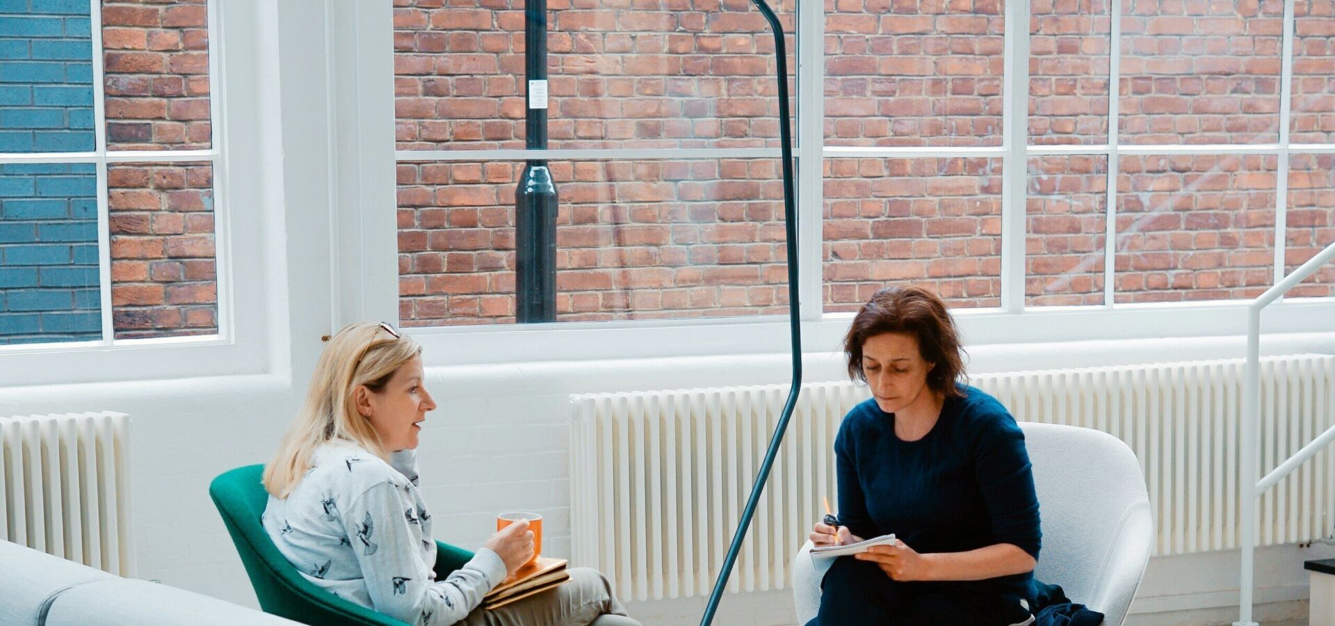 Zwei Frauen in einem Gespräch