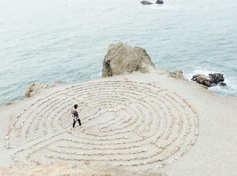 Steinlabyrinth am Meer als Symbol für Ruhe, Achtsamkeit und innere Orientierung in einer eindrucksvollen Küstenlandschaft.