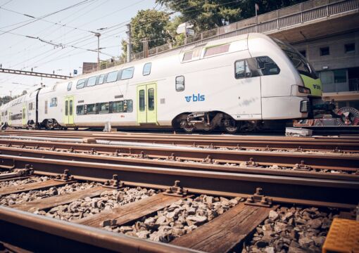 Fahrender BLS-Zug