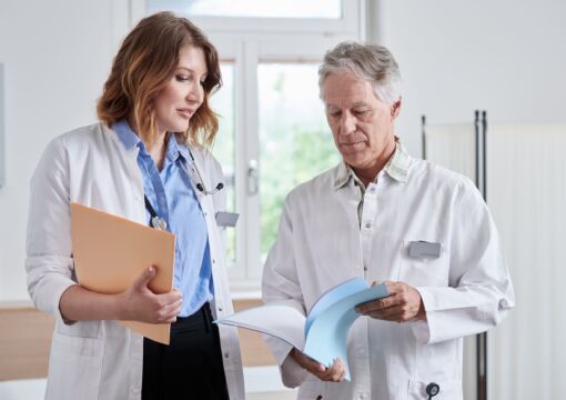 Ärzte besprechen Dossier zu versicherungsmedizinische Untersuchung