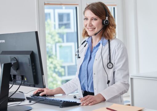 Ärztin führt Kundengespräch telefonisch durch