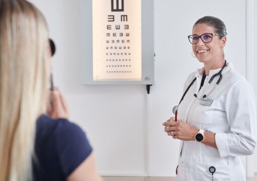 Ärztin führt Sehtest für medizinische Tauglichkeitsuntersuchung durch
