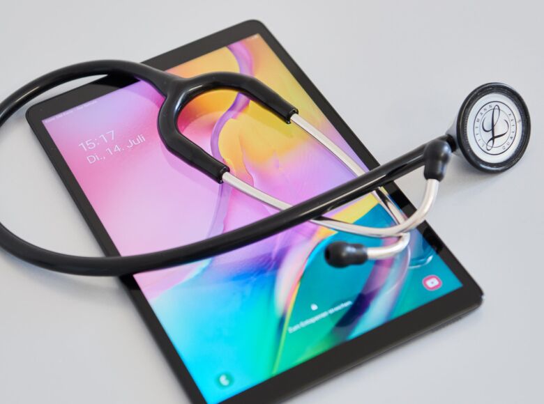 Tablet und Stethoskop