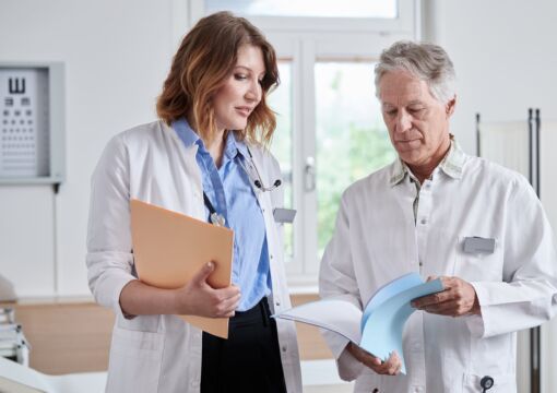 Ärztin und Arzt besprechen Patientendossier