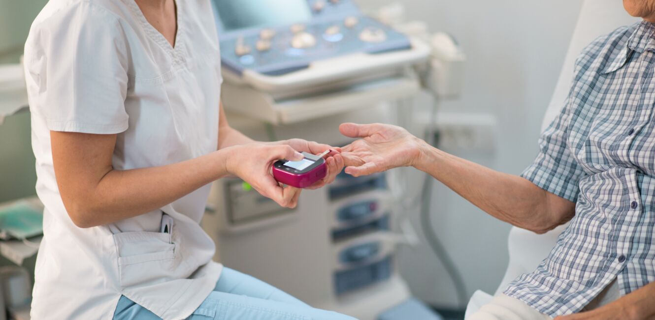 MPA nimmt Person Blut vom Finger