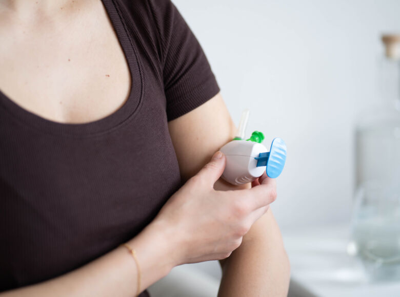 Personne prélevant du sang avec le tap device