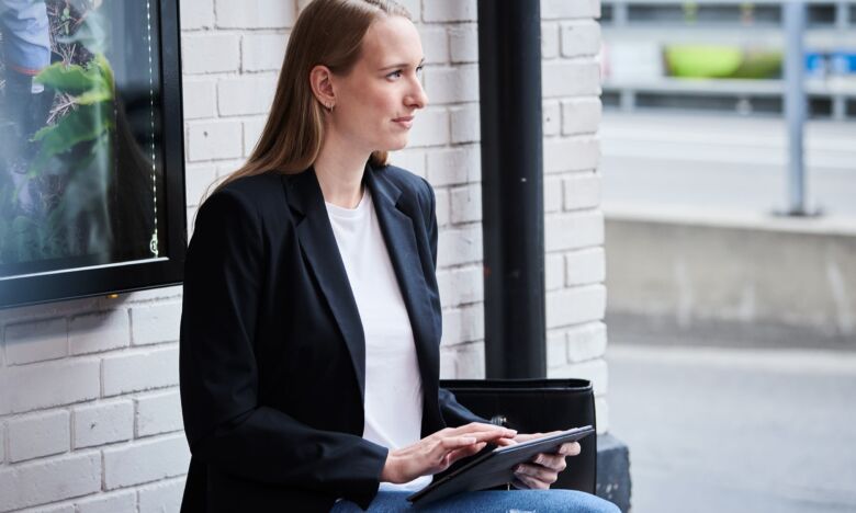 Frau mit Ipad in der Hand