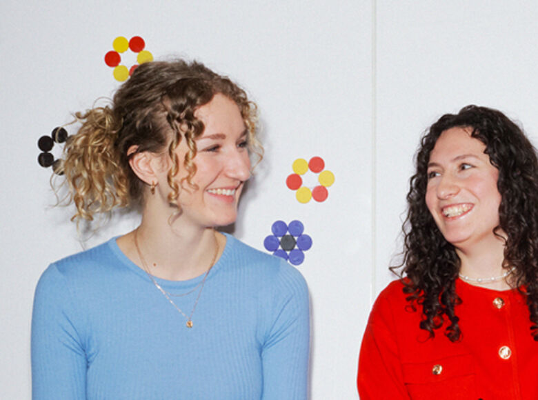 Drei Arbeitskolleg:innen sitzen zusammen und unterhalten sich